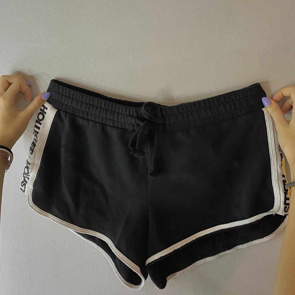 ✨HOLLISTER CURVED HEM SHORTS✨